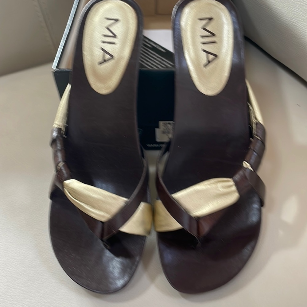 New in box! Mia Gold & Brown Sandals from Buckle